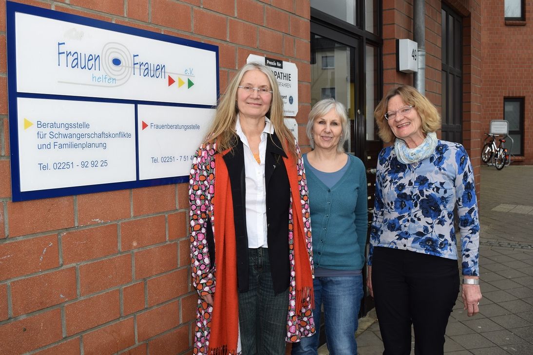 In der Beratungsstelle für Schwangerschaftskonflikte und Familienplanung stehen Dipl.-Sozialpädagogin Karla Götze, Pressesprecherin Heike Gerhardt und Cornelia Vitr, Dipl.-Pädagogin, hilfesuchenden Frauen und Männern mit Rat und Tat zur Seite.  Foto: Aw