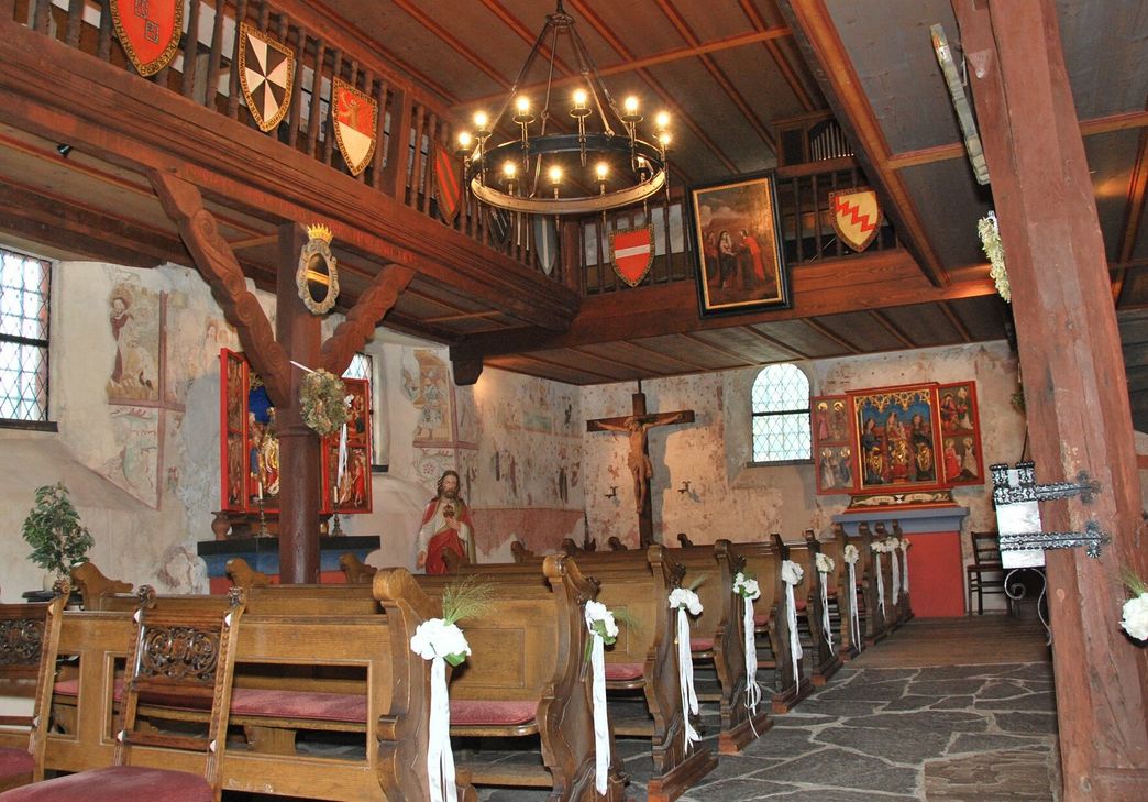 Die alte St. Michaelskirche besticht unter anderem durch wertvolle Freskengemälde aus dem 14. und 15. Jahrhundert.