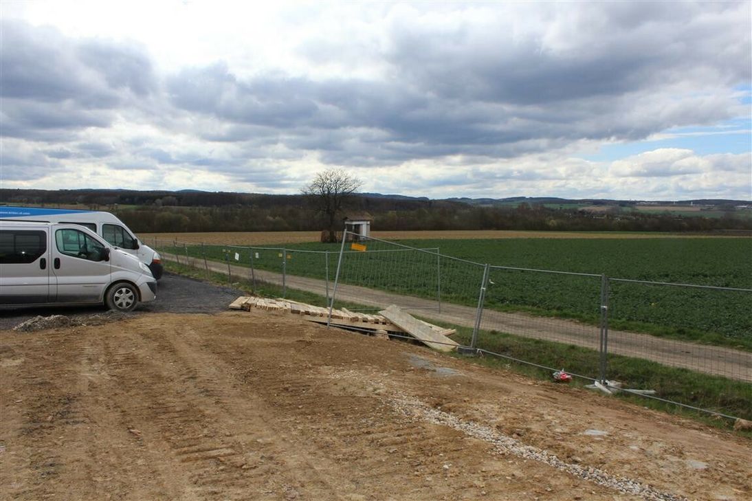 Mit Baustellenbrettern bauten sich die Diebe eine Zufahrt zum Baugelände.