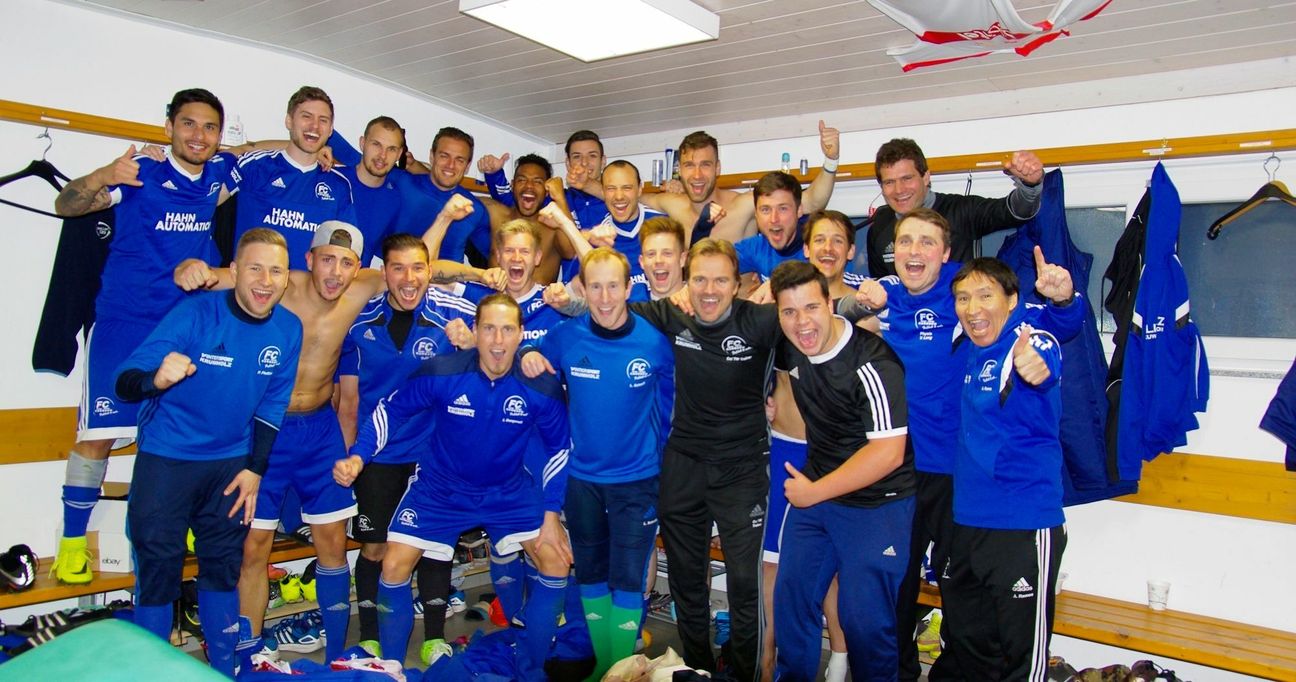 Das wurde es in der Karbacher Kabine nach dem Spiel nochmal richtig laut. Die Freude über den Sieg und den weiteren Schritt aus der Talsohle durften Mannschaft und Betreuer auch zurecht feiern. (Foto: Arno Boes)