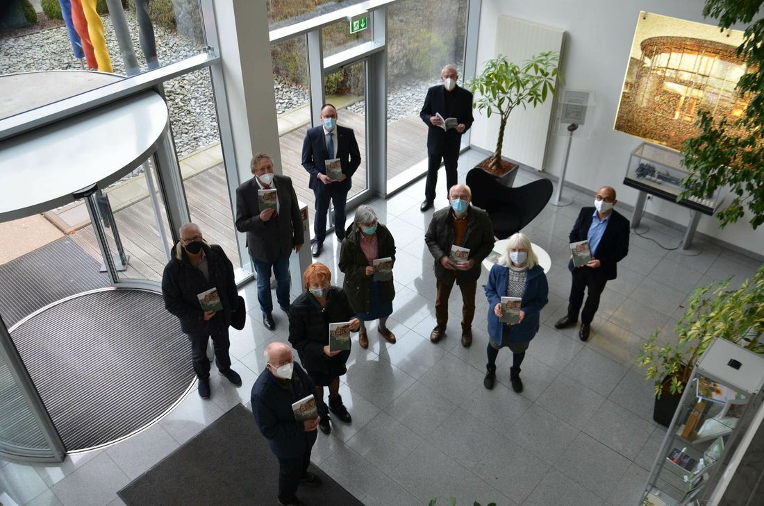 Die Macher des Geschichtsvereins Monschauer Land, politische Förderer und Vertreter des Medienhauses Weiss präsentieren das Jahrbuch 2021. Foto: T. Förster
