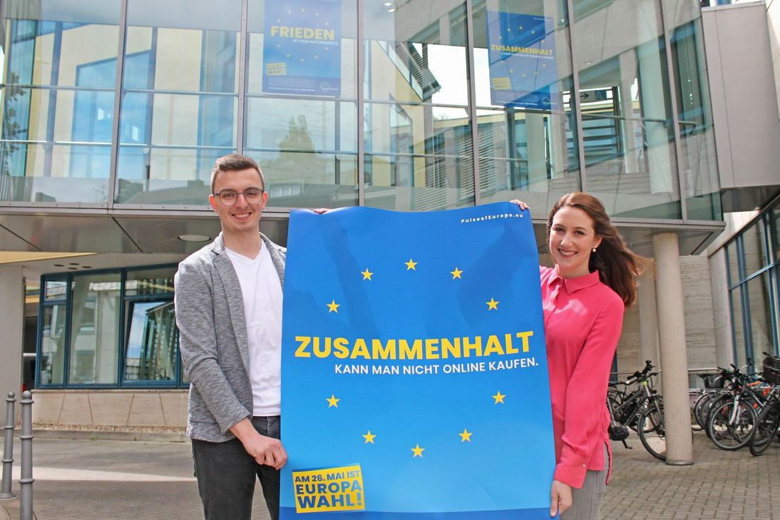 Lara Schell und Pascal Jonek nehmen zum ersten Mal aktiv an der Europawahl teil. Sie unterstützen überzeugt den Aufruf des Städteregionsrates zur Teilnahme an der Europawahl. Foto: Holger Benend