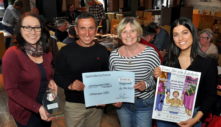 Der Chef des türkischen Tanzvereins „Dostluk Baris“ aus Euskirchen, Osman Yildiz, und Liyan Khazma (re.) übergaben den Spendenscheck über 8400 Euro an Kathi Greuel und Pia Benz (links). Foto: Reiner Züll/pp/Agentur ProfiPress