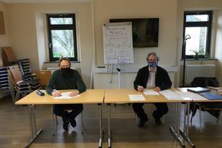 Der erste Vorsitzende Christoph Unger (links) sieht in dem Konzept zur Neugestaltung eine große Change, um für die Arbeit der Feuerwehren im Lande noch mehr Begeisterung zu entfachen und neue Mitstreiter zu gewinnen, aber auch um mehr Zeit für Kontakte in die rheinland-pfälzische Feuerwehrszene, für den fachlichen Austausch und für die Beschäftigung mit der Sammlung, ihre Pflege und ihren Ausbau zu haben. Foto: Feuerwehrmuseum