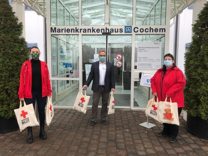 Die Mitglieder des JRK Klotten beschenkten unter anderem Pflegekräfte und Ärzte des Marienkrankenhauses in Cochem.