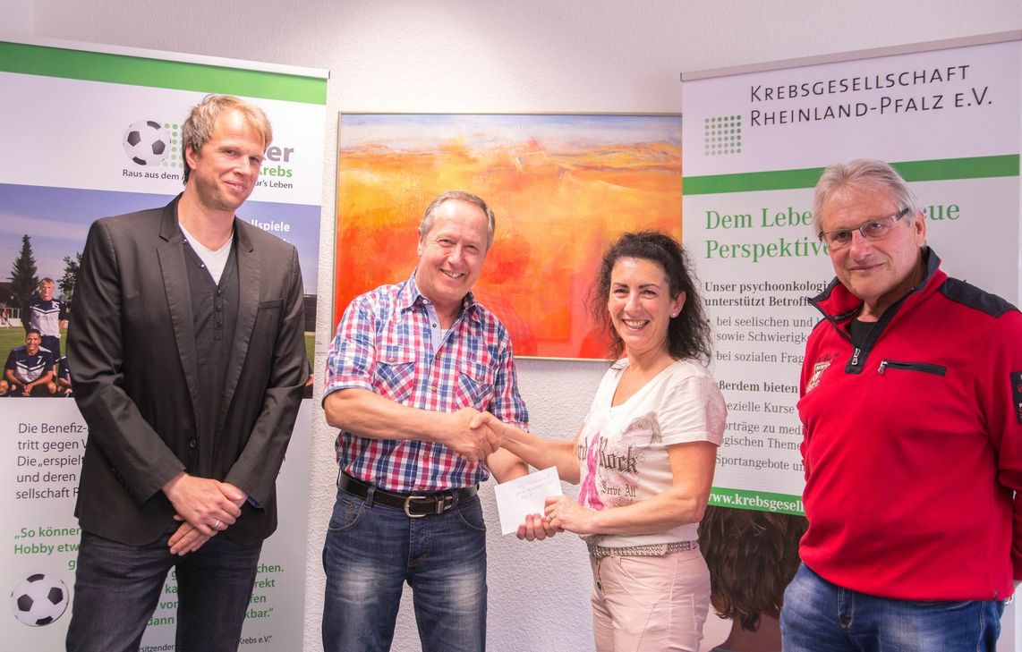 Von Links: Jochen Conrad, Vorstandsmitglied und aktiver Spieler des Kicker gegen Krebs e.V., Albert Koster, erster Vorsitzender SV Thomm, Carlita Metzdorf-Klos, Leiterin des Informations- und Beratungszentrums Psychoonkologie Trier der Krebsgesellschaft Rheinland-Pfalz, Reimund Lang, zweiter Vorsitzender SV Thomm.