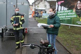 Stefani Jürries, Direktkandidatin von BÜNDNIS 90/DIE GRÜNEN für den Wahlkreis 13, kam umweltfreundlich mit dem Fahrrad zur Einsatzstelle der Feuerwehr – nicht mit einem alten Feuerwehrauto. Foto: Volker Thehos