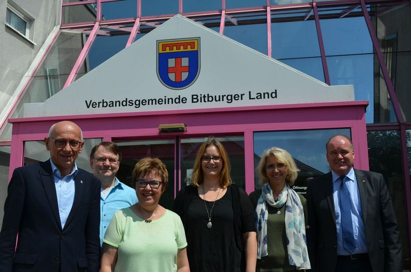 Die Integration im Blick (v.l.): Rainer Wirtz (1. Beigeordneter), Ralph Schmitz (Fachbereichsleiter Soziales), Monika Fink (Integrationsbeauftragte), Katrin Hahn (Flüchtlingssozialarbeiterin) und Irmgard Mminele mit Rainer Hoffmann vom DRK. Foto: S. Schönhofen