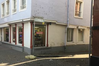 ´Dachteile eines Wohn- und Geschäftshauses sind in der Historischen Neustadt von Bad Kreuznach unvermittelt auf den Gehweg gestürzt. Passanten wurden nicht verletzt. Foto: Feuerwehr Bad Kreuznach