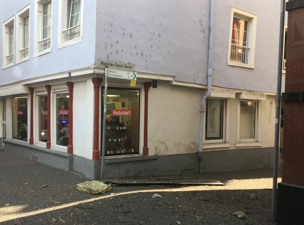 ´Dachteile eines Wohn- und Geschäftshauses sind in der Historischen Neustadt von Bad Kreuznach unvermittelt auf den Gehweg gestürzt. Passanten wurden nicht verletzt. Foto: Feuerwehr Bad Kreuznach