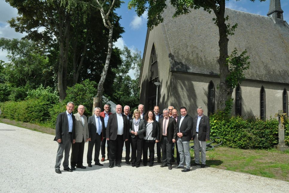 Der Vorstand des Fördervereins zum Erhalt der Schwanenkirche, Pfarrer Dr. Volker Malburg und die Ehrengäste bei der Einweihung des neuen Parkplatzes.