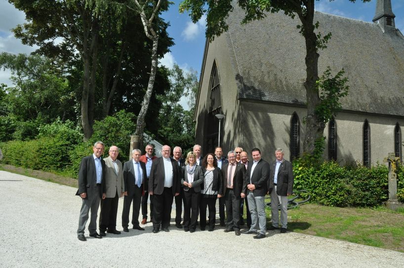Der Vorstand des Fördervereins zum Erhalt der Schwanenkirche, Pfarrer Dr. Volker Malburg und die Ehrengäste bei der Einweihung des neuen Parkplatzes.