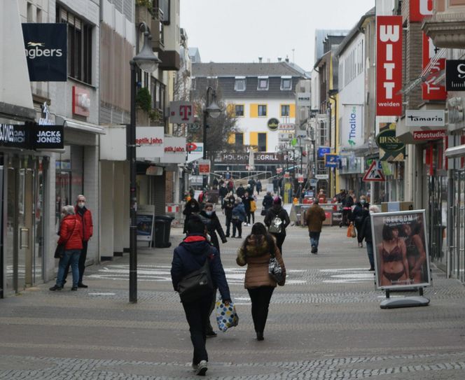 Auch in der Euskirchener Innenstadt haben am Montag viele Geschäfte wieder ihre Pforten für Kunden geöffnet. Oft ist der Besuch jedoch nur mit vorheriger Terminvereinbarung möglich. Foto: Scholl