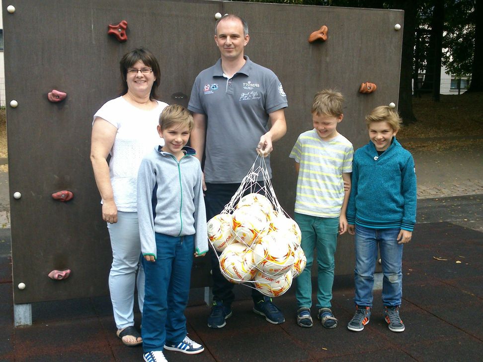 Markus Weicherding, Vorstandssprecher des Hochwald Gewerbe Verbandes, überreichte außerdem noch eine große Bällesammlung für die kleinen Fußballspiele auf dem Pausenhof.  Foto: HGV