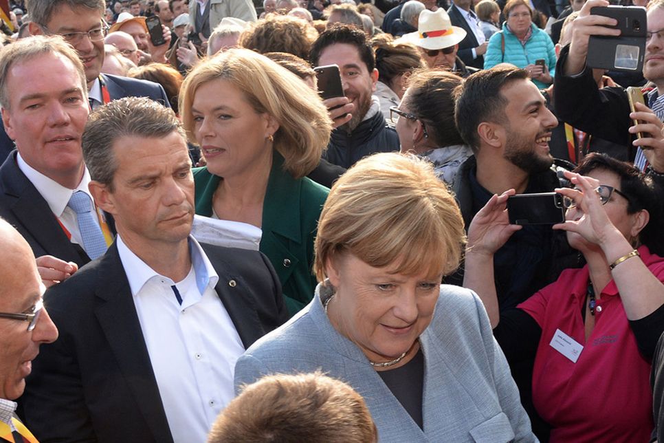 Fotos mit dem Smartphone oder Selfies gehören längst zum Alltag in fast allen Lebenslagen, das erlebten auch Bundeskanzlerin Angela Merkel (CDU)...