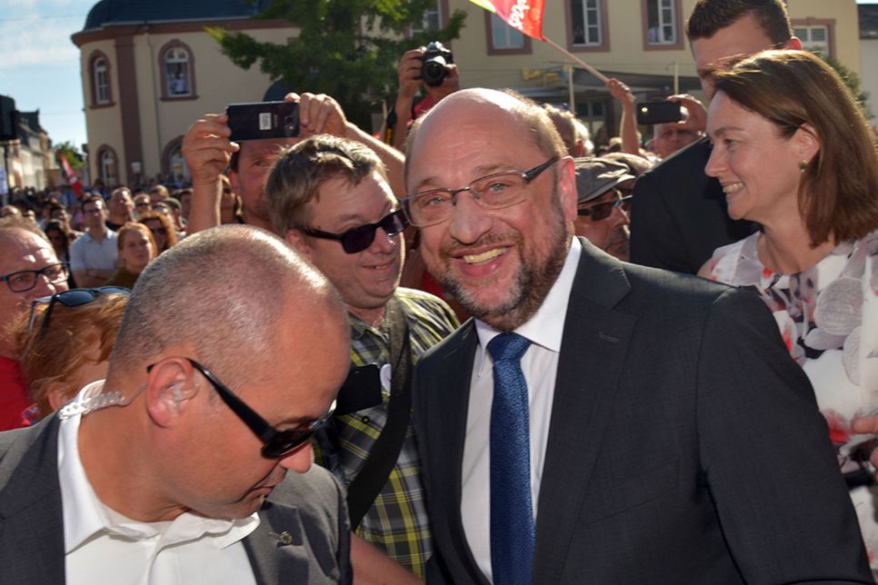 ...und ihr Herausforderer Martin Schulz (SPD) bei ihren Wahlkampfauftritten, wie hier in Trier. Doch Vorsicht! Ein Selfie mit dem ausgefüllten Stimmzettel in der Wahlkabine kann faktisch zum Verlust des Stimmrechts führen. Fotos: Funkbild