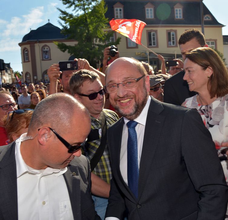 ...und ihr Herausforderer Martin Schulz (SPD) bei ihren Wahlkampfauftritten, wie hier in Trier. Doch Vorsicht! Ein Selfie mit dem ausgefüllten Stimmzettel in der Wahlkabine kann faktisch zum Verlust des Stimmrechts führen. Fotos: Funkbild