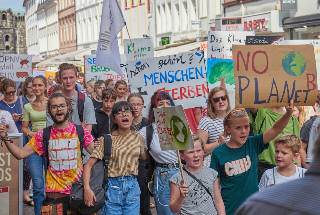 Die jungen Teilnehmer der "Fridays for Future"-Bewegung fordern, den Ernst der Lage zu erkennen und zu handeln. Foto: Willems