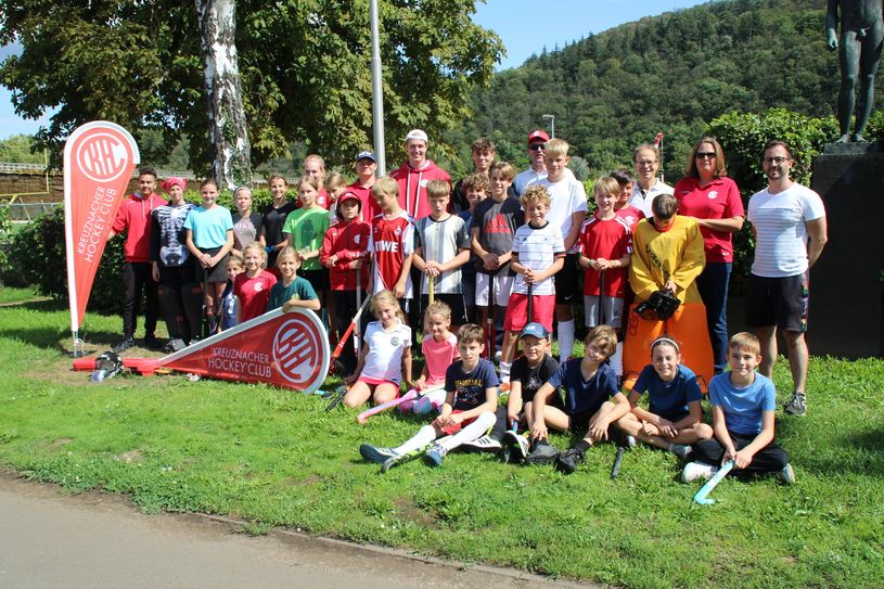 In der letzten Ferienwoche fand die Freizeit des Kreuznacher Hockey Clubs statt. Die Hockeyeinheiten fanden unter der Leitung von B-Trainer Benedict Schmidt auf dem Kunstrasen im Stadion Salinental statt.Daneben wurden jeden Tag tolle andere Aktivitäten angeboten. Stand Up Paddling, Bogenschießen und Klettern auf der Lauschhütte. Mittagessen gab es im KHC Restaurant „Auszeit“ im Salinental.
Ein Abschlussgrillen mit den Eltern war der Abschluss einer tollen Woche, die Doro Kroll hervorragend organisiert hatte.