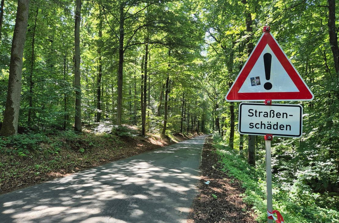 "Straßen-Schäden" Schilder weisen schon seit Jahren auf "Schlaglochpiste" hin.