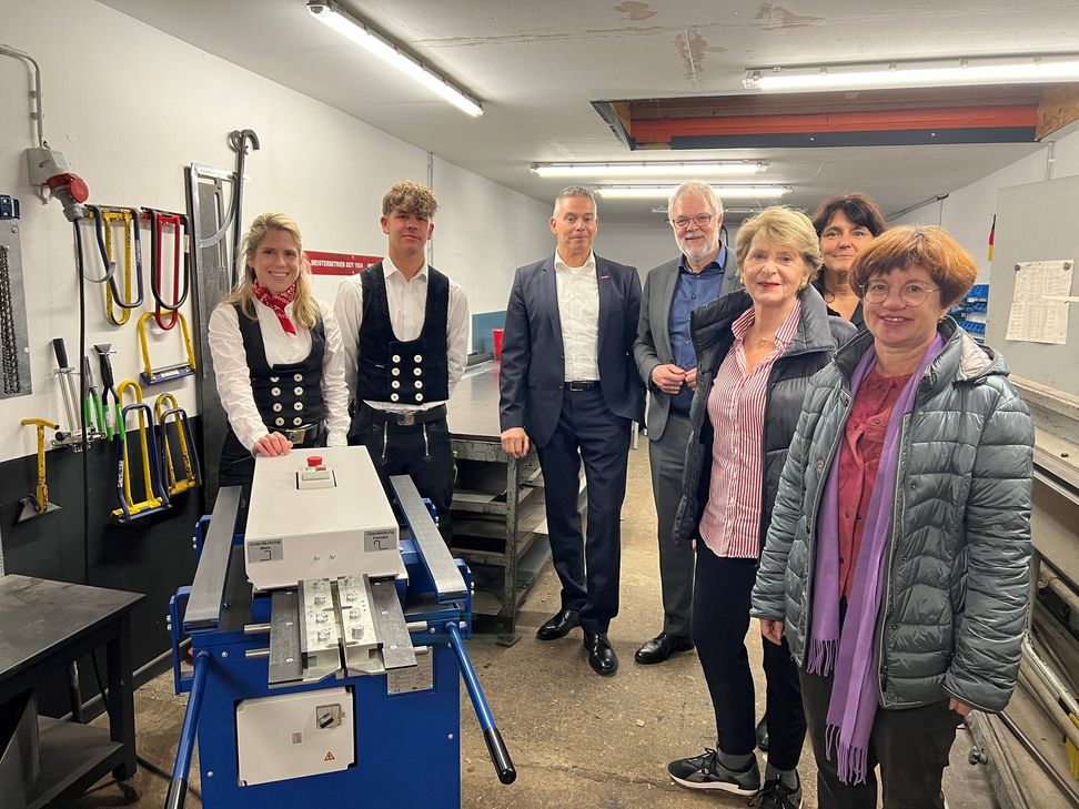 Ralf Holtkötter (4.v.li., Geschäftsführung Agentur für Arbeit Brühl) und  Anja Daub (2.v.re., Geschäftsführerin operativ Agentur für Arbeit Brühl) stellten gemeinsam mit Waltraud Gräfen (re., IHK Aachen) und Richard Graf  (3.v.li, Hwk Aachen) die Zahlen für den Ausbildungsmarkt vor. Zu Gast war man in diesem Jahr beim Traditionsunternehmen Sahm Bedachungen in Weilerswist, hier vertreten durch Anna-Sophie Dahm (li.), den Auszubildenden Lucas Jonen (2.v.li.) und Anita Sahm (3.v.re.).