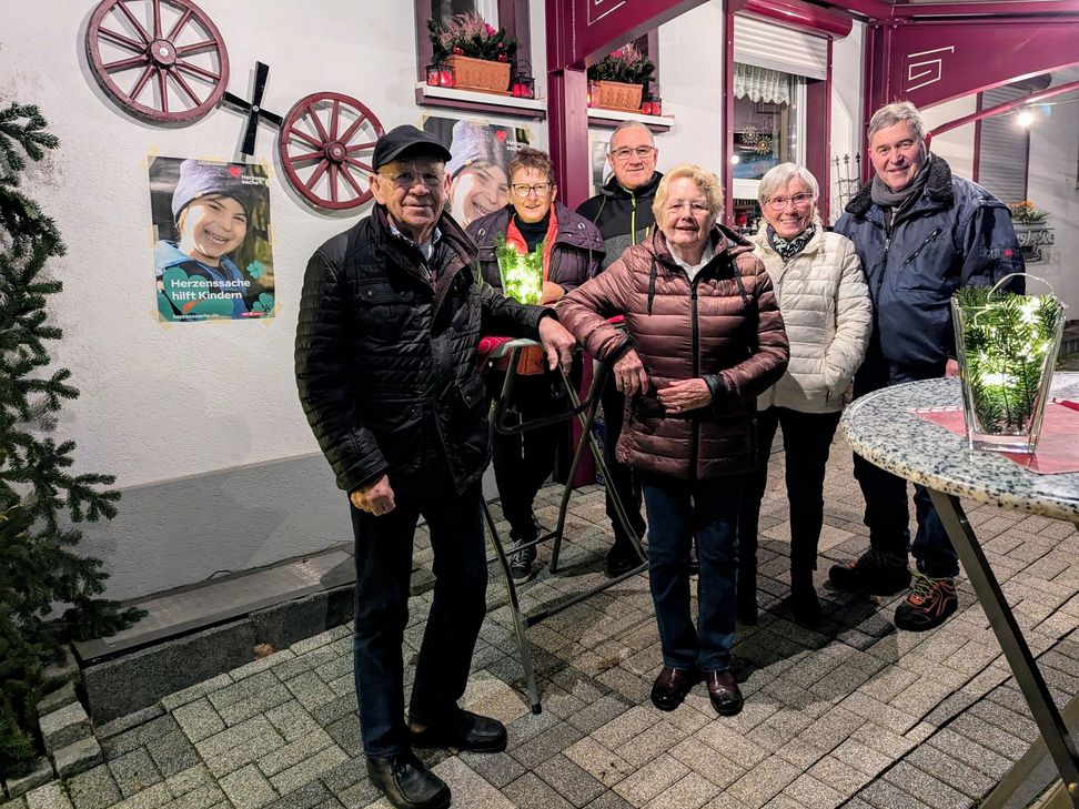 Die Freunde und Helfer der Herzenssache stellen sich gerne zu einem Gruppenfoto auf (v. l.): Herbert Rupp, Carola Klinkhammer, Gerd Klinkhammer, Edith Rupp, Erika Kretz und Bernd Kretz