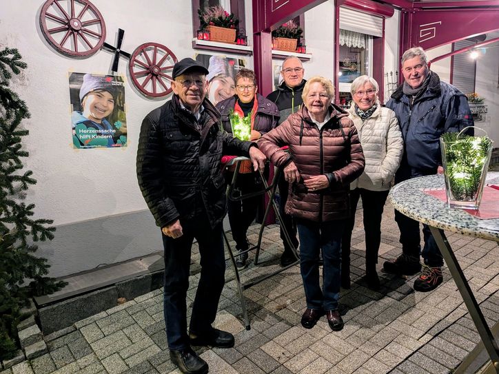 Die Freunde und Helfer der Herzenssache stellen sich gerne zu einem Gruppenfoto auf (v. l.): Herbert Rupp, Carola Klinkhammer, Gerd Klinkhammer, Edith Rupp, Erika Kretz und Bernd Kretz