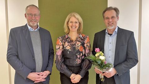 Prof. Dr. Benjamin Weyers (r.) mit Präsidentin Prof. Dr. Eva Martha Eckkrammer und Prof. Dr. Torsten Mattern.