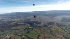 Die Aufnahme zeigt Tandemmaster Christian Neuleib aus Zeltingen-Rachtig mit einem Tandemgast über Föhren. Vorne links liegt Rivenich und im Hintergrund rechts sieht man die Mosel mit der Staustufe in Detzem