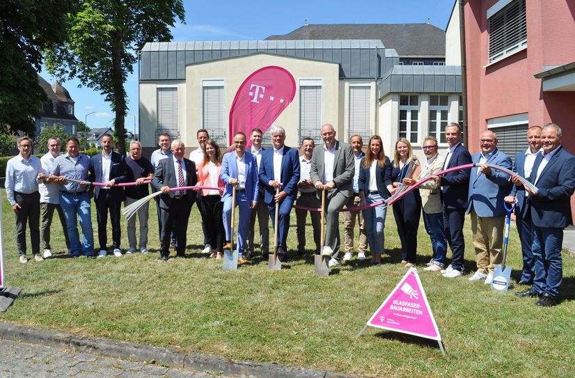 Start für den Breitbandausbau für Außenlagen und Außengehöfte im eifelkreis Bitburg-Prüm: symbolischer Spatenstich in Bitburg.