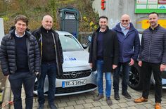 Frank Vanzetta (SWT), Rainer Lehnart (ehem. Ortsvorsteher Feyen/Weismark), Marc Bonertz (SWT-Vertriebsleiter), Dirk Steffens (Ortsvorsteher Feyen/Weismark) und David Becker (egp-Geschäftsführer) bei der Einweihung der Säule.