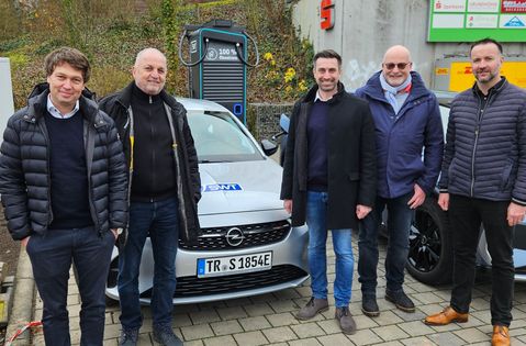 Frank Vanzetta (SWT), Rainer Lehnart (ehem. Ortsvorsteher Feyen/Weismark), Marc Bonertz (SWT-Vertriebsleiter), Dirk Steffens (Ortsvorsteher Feyen/Weismark) und David Becker (egp-Geschäftsführer) bei der Einweihung der Säule.