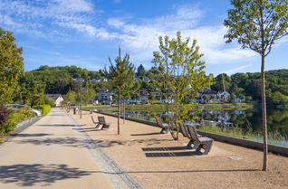 Die neue Seepromenade ist bis auf letzte Garten- und Landschaftsbauarbeiten fertig. Am Eiserbachdamm werden noch Restarbeiten durchgeführt.