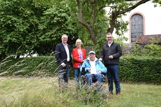 André und Gaby Barth (v.li.), Ortsvorsteher Andreas Metzler und Bürgermeister Norbert Crump stellten das Genossenschaftsprinzip des Dorfladens »Tante Enso« vor, der in Tondorf neben der Kirche etabliert werden soll.