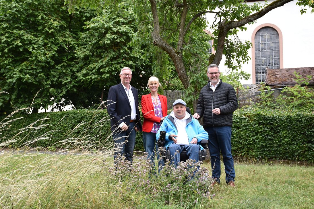 André und Gaby Barth (v.li.), Ortsvorsteher Andreas Metzler und Bürgermeister Norbert Crump stellten das Genossenschaftsprinzip des Dorfladens »Tante Enso« vor, der in Tondorf neben der Kirche etabliert werden soll.