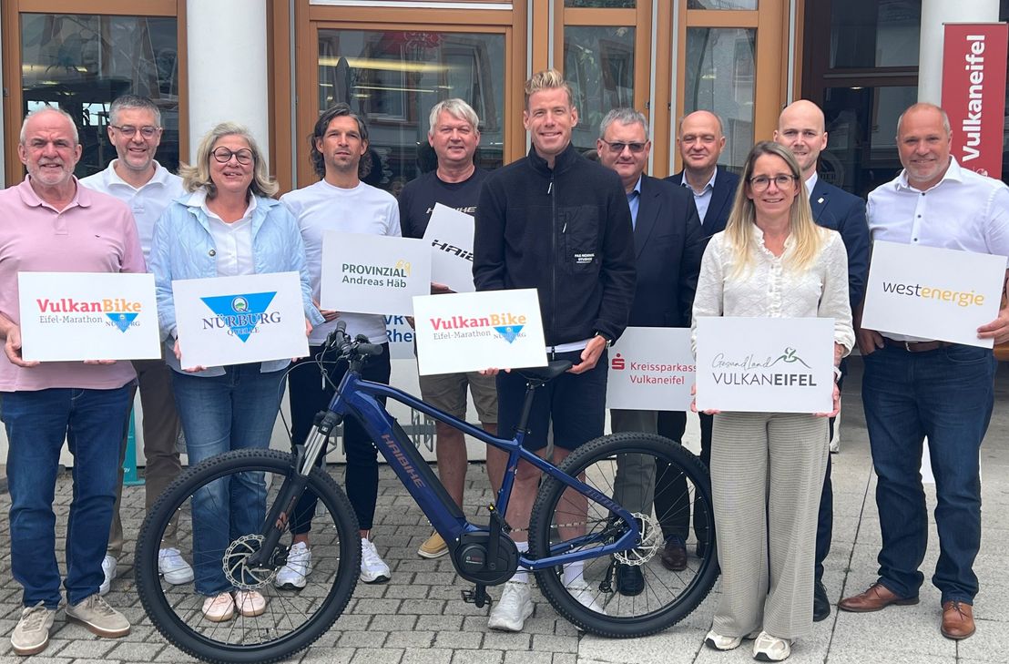Vertreter des GesundLandes Vulkaneifel, der Sponsoren und aus der Politik blicken dem 26. VulkanBike Eifel-Marathon entgegen.