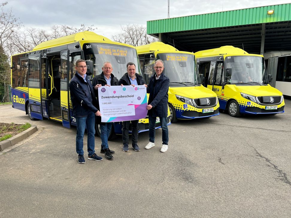 Dr. Marcel Frank (Geschäftsführer RVK), Anno Schichler-Koep (Geschäftsführer SVE), Euskirchens Bürgermeister Sacha Reichelt und Dr. Norbert Reinkober (Geschäftsführer go.Rheinland) freuen sich über die neuen E-Bussis und die Fördermittel ders Landes NRW.