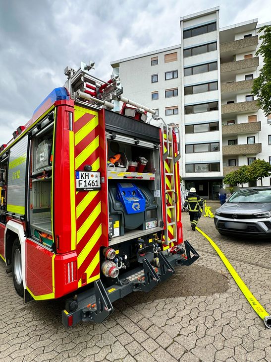Beim Eintreffen der Einsatzkräfte am Brandort war das Feuer bereits erloschen. Die Brandwohnung musste allerdings belüftet werden.