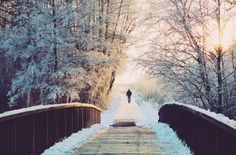 Die Tage werden kälter. Das sorgt für winterliche Straßen in der Region: Bei Schnee und Eis gilt die Räum- und Streupflicht.