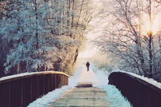 Die Tage werden kälter. Das sorgt für winterliche Straßen in der Region: Bei Schnee und Eis gilt die Räum- und Streupflicht.