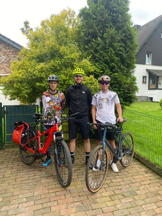 Auf ihrer Benefiztour freuen sich Hermann Josef Breuer (v.l.), Sebastian Bramer und Marco Lingscheid über jeden Euro, den sie für die guten Zwecke einnehmen.