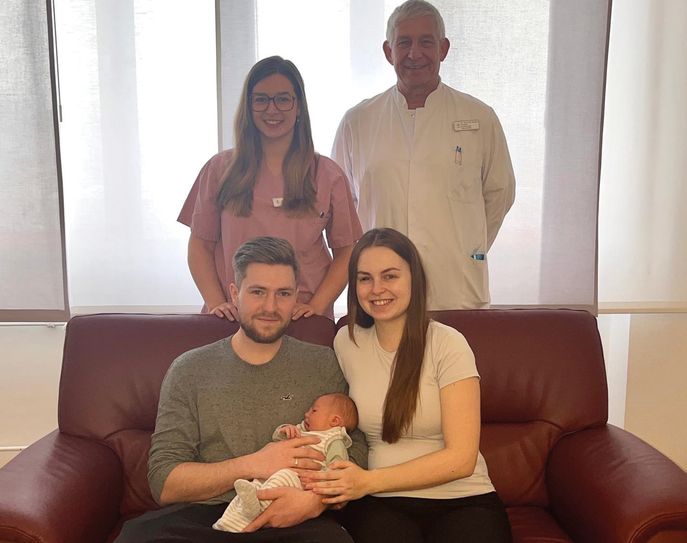 Hebamme Ann-Kathrin Müller und Chefarzt Dr. Kay Goerke freuen sich mit Delia und Willi Schirjaew über die Geburt von Leo.