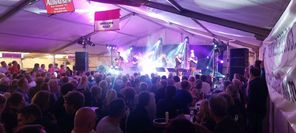 Ausverkauftes Zelt am Freitagabend.