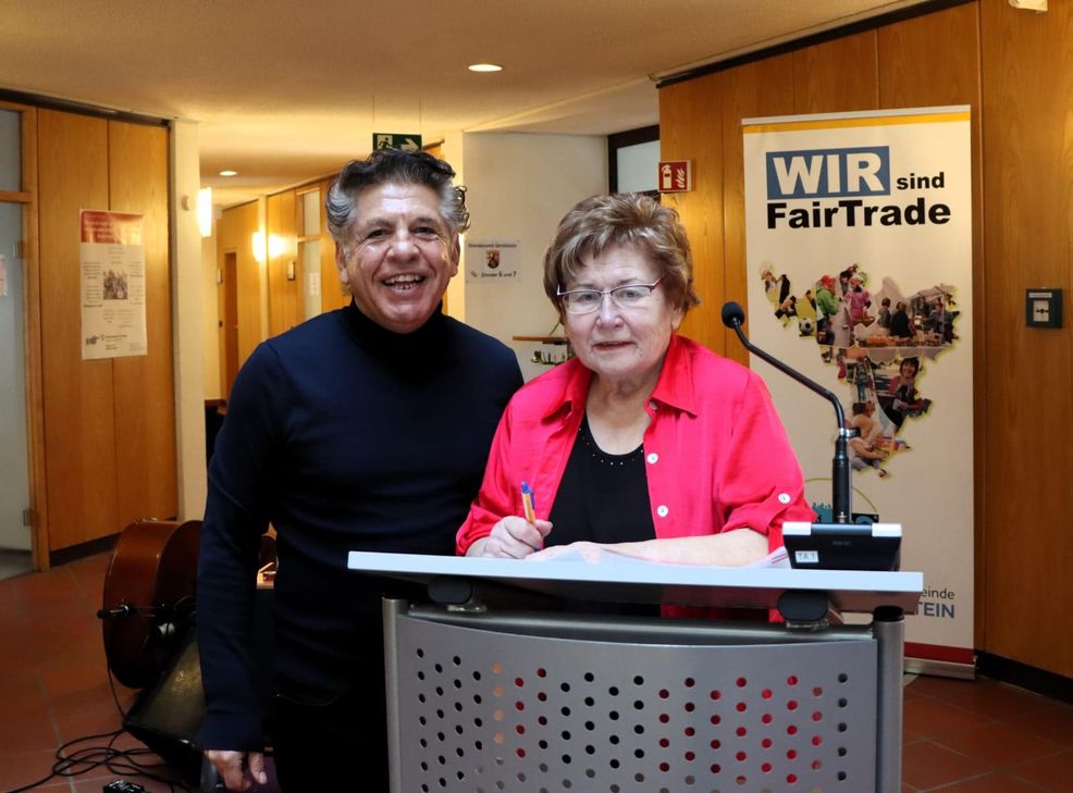 Im fünften Stock dieses Hauses mit insgesamt 24 Wohnungen war das Feuer ausgebrochen. Brandursache waren wohl brennende Kerzen.