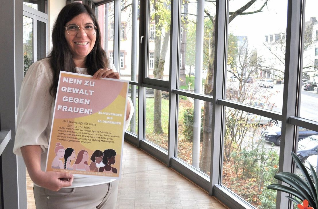 Christina Hartmer mit dem Kampagnenplakat.