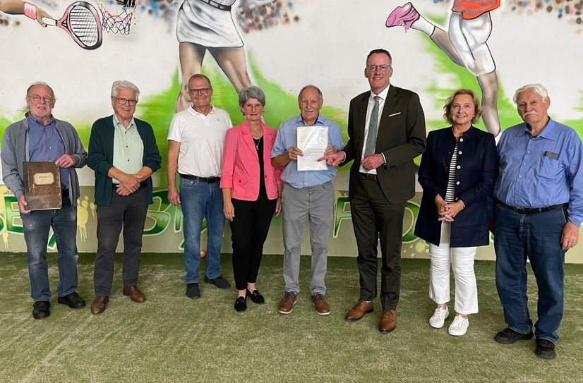 Von links: Harald Eckstein (2. Vorsitzender), Bernd König (Architekt), Stefan Carius (Geschäftsführer TV), Anette Kramb (1. Beigeordnete Kastellaun), Karl Günter Berger (1. Vorsitzender TV), Innenminister Michael Ebling, Rita Lanius-Heck (1. Kreisbeigeordnete) und Walter Desch (Sportkreisvorsitzender).