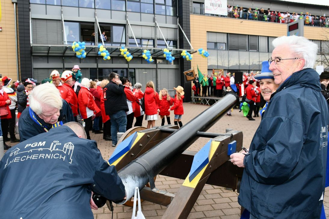 An Weiberfastnacht, 8. Februar, wird mit schwerem Geschütz wieder das Rathaus in Mechernich gestürmt.