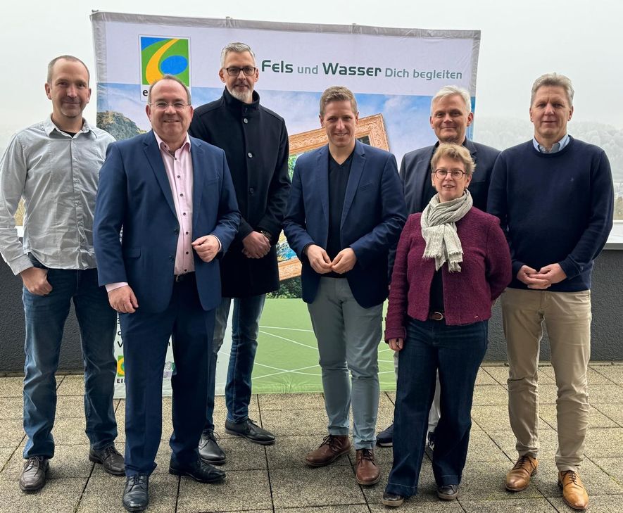 Matthias Irle, zentraler Wegemanager, Dr. Ralf Nolten, Hauptvorsitzender des Eifelvereins, Karsten Heinsohn, Geschäftsführer DWIF München, Markus Ramers, Landrat in Euskirchen und Aufsichtsratsvorsitzender der Eifel Tourismus GmbH, Dr. Petra Holz, Geschäftsführerin des Eifelvereins, Wolfgang Reh, Geschäftsführer Eifel Tourismus GmbH, und Hans-Peter Böffgen, Bürgermeister der Verbandsgemeinde Gerolstein, (von links) stellten die Ergebnisse gemeinsam vor.