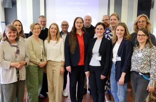 Gruppenbild zum Jubiläum: Mit einer Fachveranstaltung feierte das Patienten-Informationszentrum (PIZ) des Trierer Brüderkrankenhauses sein 20-jähriges Bestehen.