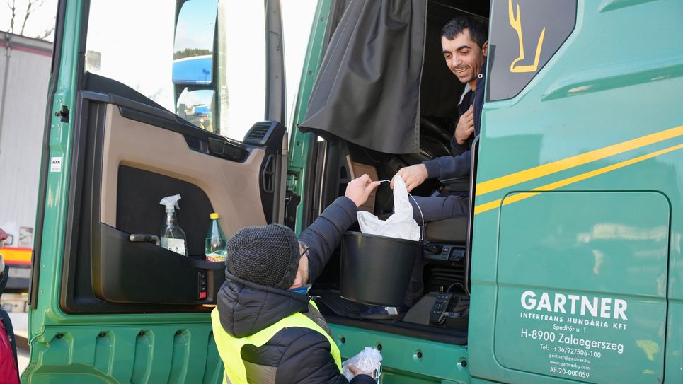Die Eimer wurden einzeln übergeben, häufig begleitet von kurzen Gesprächen, einem Händedruck oder einem Dankeschön.